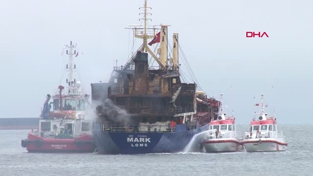 İstanbul- Pendik'teki Gemiyi Soğutma Çalışmaları Devam Ediyor