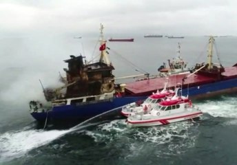 Yanan Gemiyi Söndürme Çalışmaları Havadan Görüntülendi