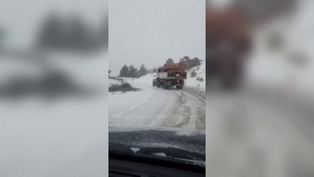 Ngrica nëpër rrugë, në disa akse duhen zinxhirë - Top Channel Albania - News - Lajme