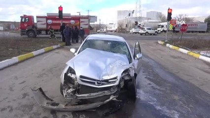 Kırmızı Işık İhlali Kazaya Neden Oldu: 1'i Çocuk 3 Yaralı