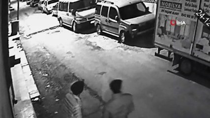 Kamyon kasasını açamayınca, başka otomobilin camını patlatıp tesisat malzemelerini çaldılar...Hırsızlık anları kamerada