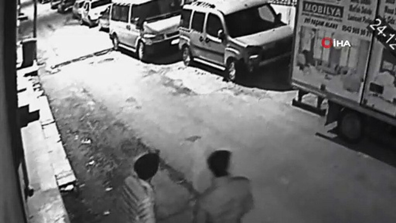 Kamyon kasasını açamayınca, başka otomobilin camını patlatıp tesisat malzemelerini çaldılar...Hırsızlık anları kamerada