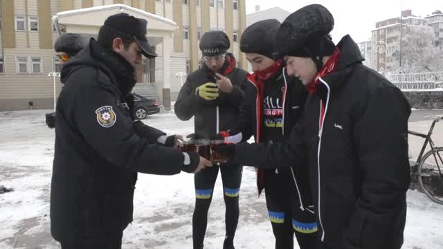 Bisikletçiler Sarıkamış Şehitleri İçin 5 Gündür Pedal Çeviriyor