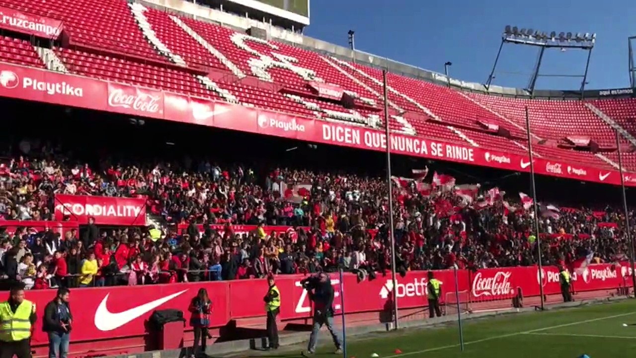 Ambiente Espectacular en el Entrenamiento a Puertas Abiertas del Sevilla