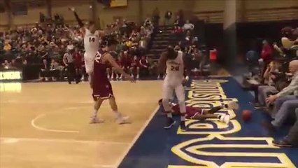 Ouch! Kepala Pemain Basket Terbentur Papan Ring