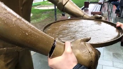 Künefe Çeviren Adam" Heykelinin Bu Kez Ellerini Kırdılar