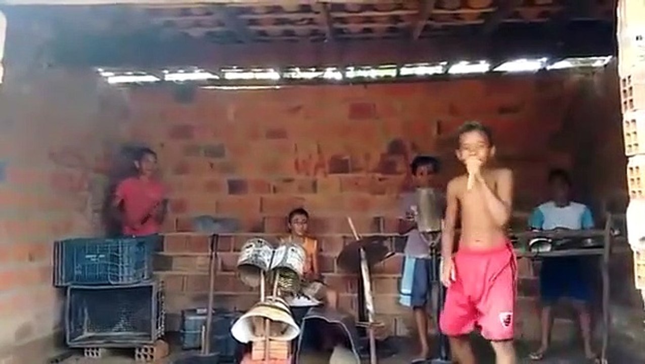 banda de lata e balde crianças - band Metal and bucket children - Vídeo ...