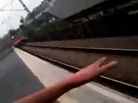 IMPRESSIONANTE Mulher escapa da morte em estação de trem Woman escapes death train station Brazil