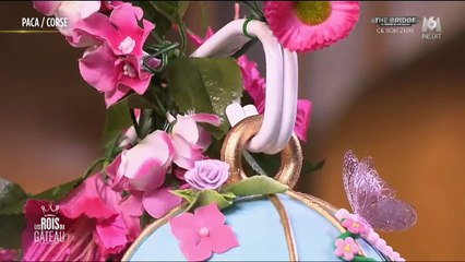 Cyril Lignac et Frédéric Bau restent de marbre face à un gâteau jamais vu...