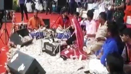 Gujrat के Rajkot में Folk Singer Geeta Rabaari पर उड़ाए गए लाखों रुपए के नोट | वनइंडिया हिंदी