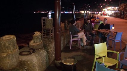 Rize'de zabıta ekipleri sahile kurulan masaları ve sobalar kaldırdı