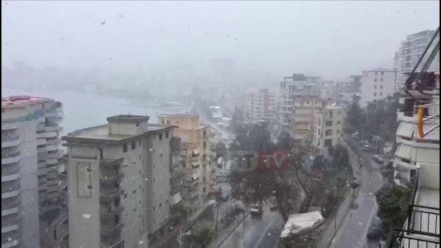 Report TV - Vijojnë reshjet e dëborës në Sarandë