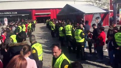 La Afición Sevillista Espera a los Jugadores a la Salida del Entreno
