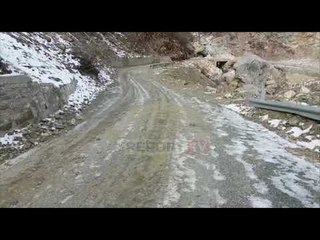 Report TV - Dëbora dhe akull në rrugë, bllokohet lëvizja në 5 fshatra në Krujë