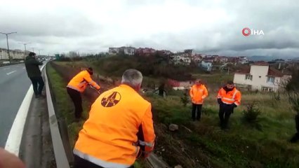 Virajı alamayan şeker yüklü kamyonet yan yattı: 1 yaralı