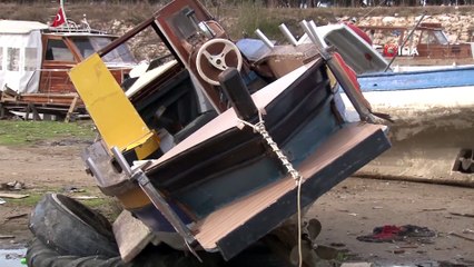 Antalya’da dev dalgaların batırdığı tekneler havadan görüntülendi