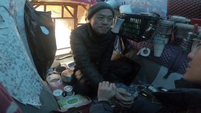 '굴뚝 농성' 파인텍 근로자, 무기한 단식 돌입 / YTN