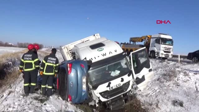 Aksaray Otomobil ile Tır, Buzlanan Yolda Şarampole Devrildi; Polis Memuru Ağır Yaralandı
