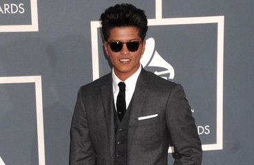 Bruno Mars se gasta casi 500.000 dólares en relojes de lujo para su banda