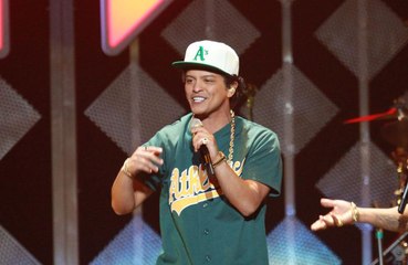Bruno Mars desembolsa R$ 1,8 mi em relógios para sua banda