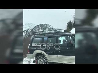 Ora News - Dibër, bllokohen 115 familje nga rënia e dëborës