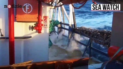 Trattative tra Sea Watch 3 e Malta: migrante si butta in acqua  | Notizie.it