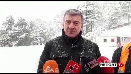 Deda i kohëve moderne, elektricistët e Vlorës majë shtyllave mes borës