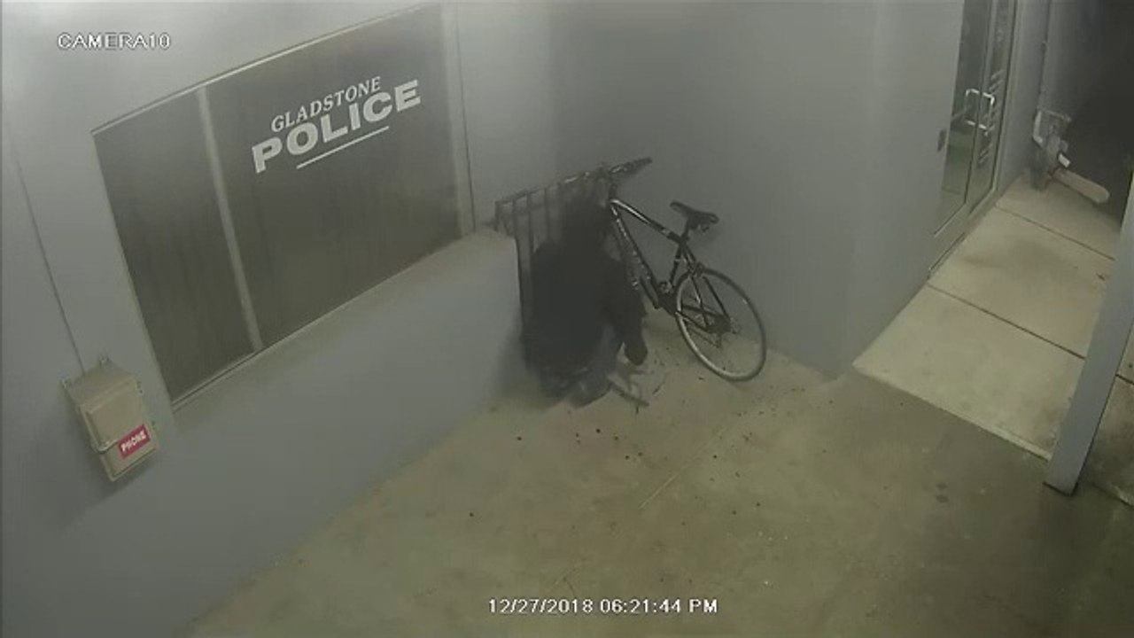 Cet imbécile a essayer de voler un vélo devant un commissariat de police