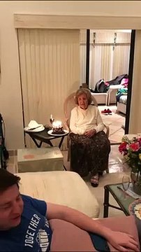 Bougies infinies : mamie n'arrive pas à les souffler !