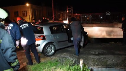 Kontrolden çıkan otomobil köprüde asılı kaldı - SAMSUN