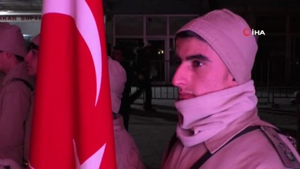 Kar Yağışı Altında 90 Bin Şehit İçin Meşaleli Yürüyüş