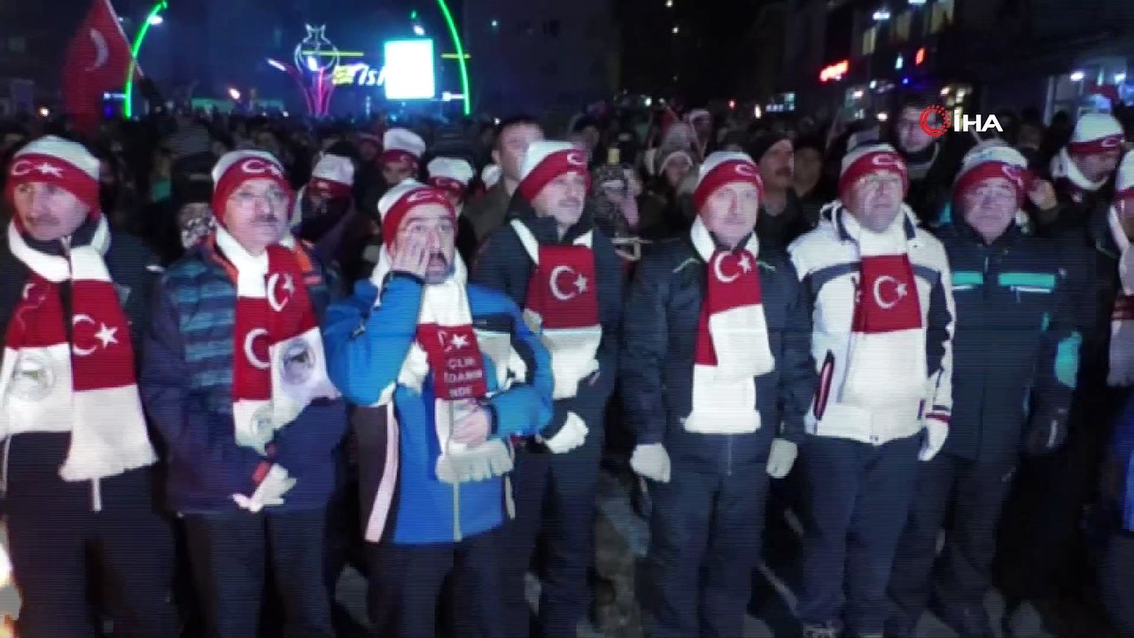 Kar yağışı altında 90 bin şehit için meşaleli yürüyüş