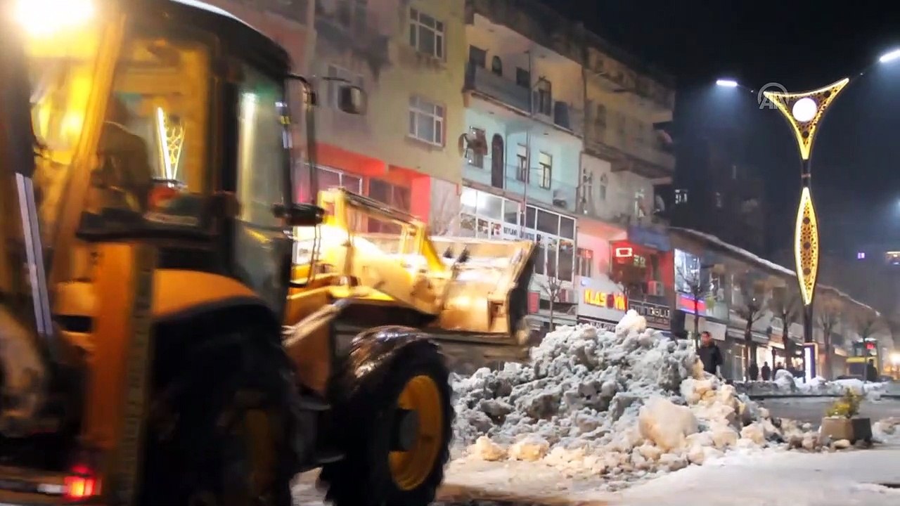Şemdinli'de karla mücadele ekibinin akşam mesaisi - HAKKARİ