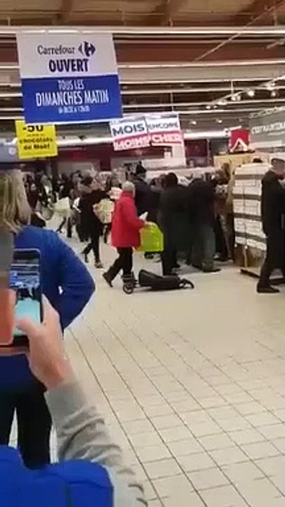 Des gens deviennent fou dans un Carrefour pour une promotion sur le... chocolat !