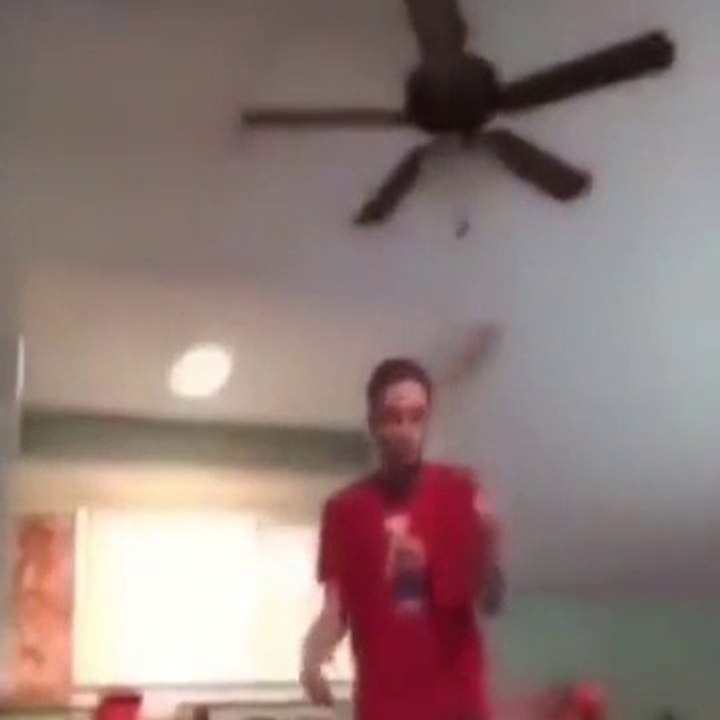 Ce débile s'amuse avec un vrai pistolet dans sa chambre et finit par tirer une balle !