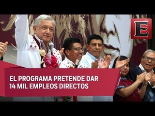 López Obrador presenta en Oaxaca plan de pavimentación de caminos
