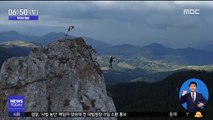 [투데이 영상] 바위 봉우리 사이서 '줄타기' 곡예