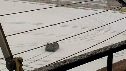 Neve ad Andria: e poi c'è chi fa "Slalom" in Largo Appiani