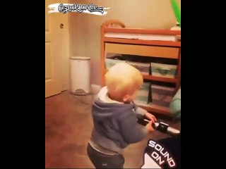 Babasıyla Oynadığı Oyunda Ölüm Sahnesini Adeta Yaşayan Ufaklık