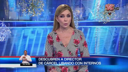Descubren a director de cárcel libando con internos