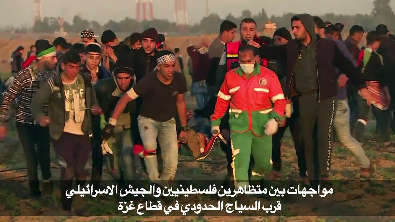 مواجهات بين متظاهرين فلسطينيين والجيش الاسرائيلي قرب السياج الحدودي في قطاع غزة