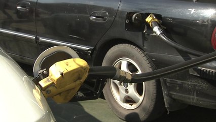 휘발윳값, 32개월 만에 최저치...서울 평균 1,400원대 / YTN