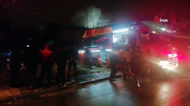 Ümraniye'de iki katlı binanın çatısında çıkan yangın korkuttu