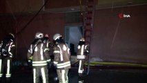 Ümraniye'de iki katlı binanın çatısında çıkan yangın korkuttu