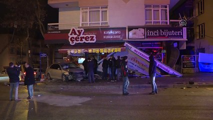 Başkentte kontrolden çıkan otomobil iki iş yerine çarptı