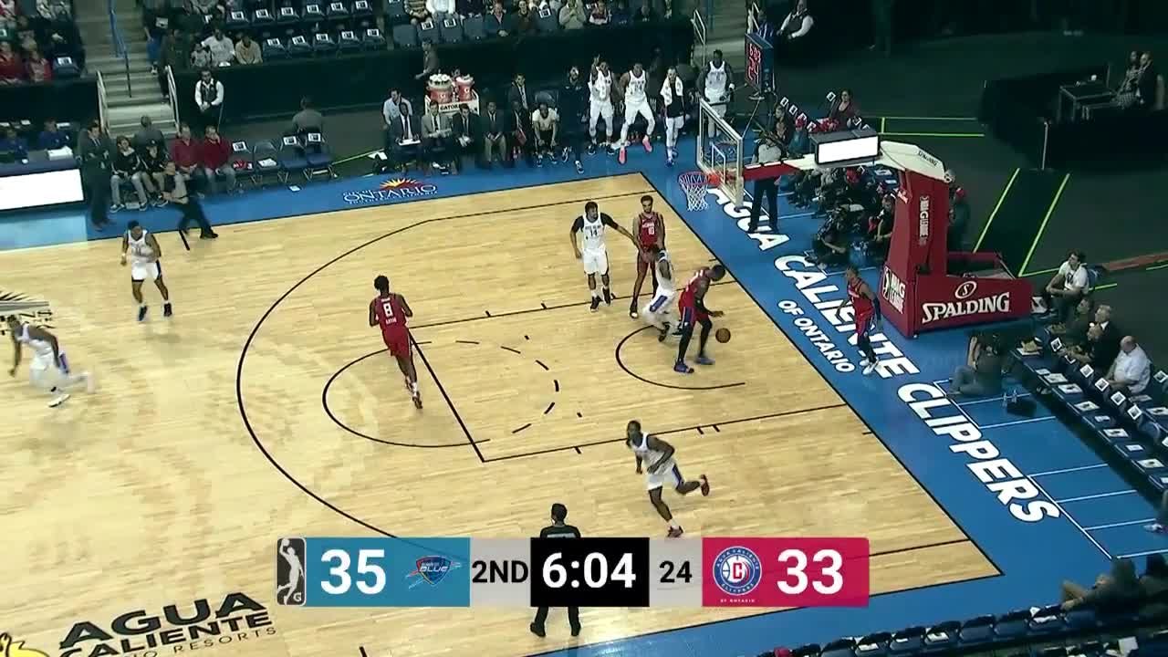Chris Wright throws down the alley-oop!