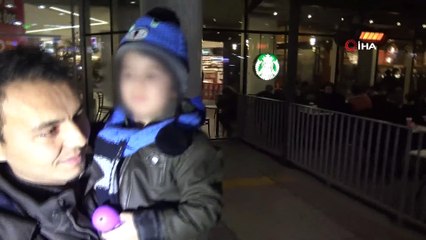 Küçük çocuk üzerinde notla annesi tarafından terk edildi