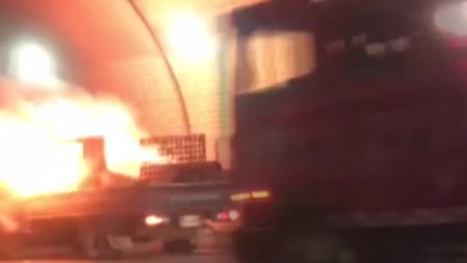 고속도로 터널 차량 화재...연기로 교통혼잡 / YTN