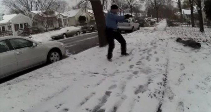 Bıçakla Üzerine Yürüyen Adama Kurşun Yağdıran ABD Polisi, Soruşturma Sonrası Göreve Döndü