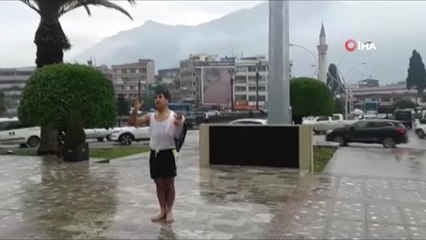 Ambulans Ali' Yağmur Altında Atletle Türkiye İçin Dua Etti